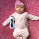 süßes kleines Baby in rosa mit iiamo go Babyfläschchen in weiß-blau
