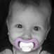 Glückliches Baby mit iiamo peace Schnuller in lila