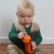 kleiner Junge und seine orange iiamo home Trinkflasche